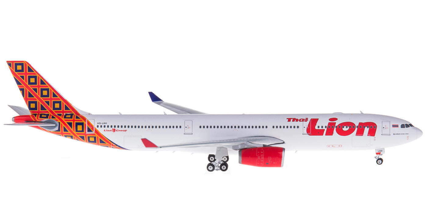 1:400 Phoenix PH11434 Lion Air Airbus A330-300 HS-LAH+Free Tractor