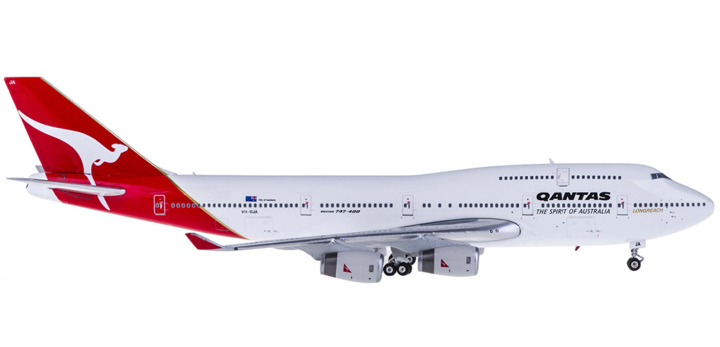 1:400 Phoenix PH11109 Qantas Airways Boeing 747-400 VH-OJA+Free Tractor