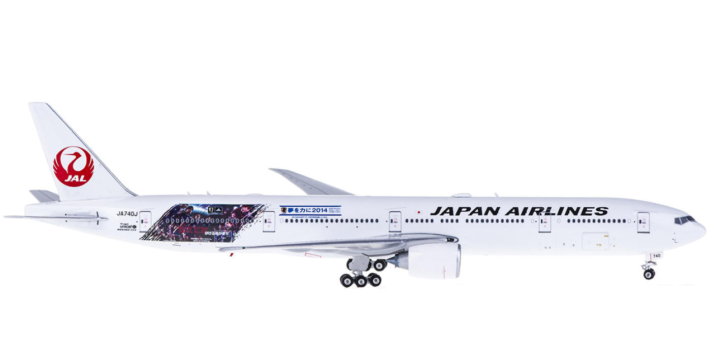 1:400 Phoenix PH10965 Japan Airlines Boeing 777-300ER JA740J Aircraft Model+Free Tractor