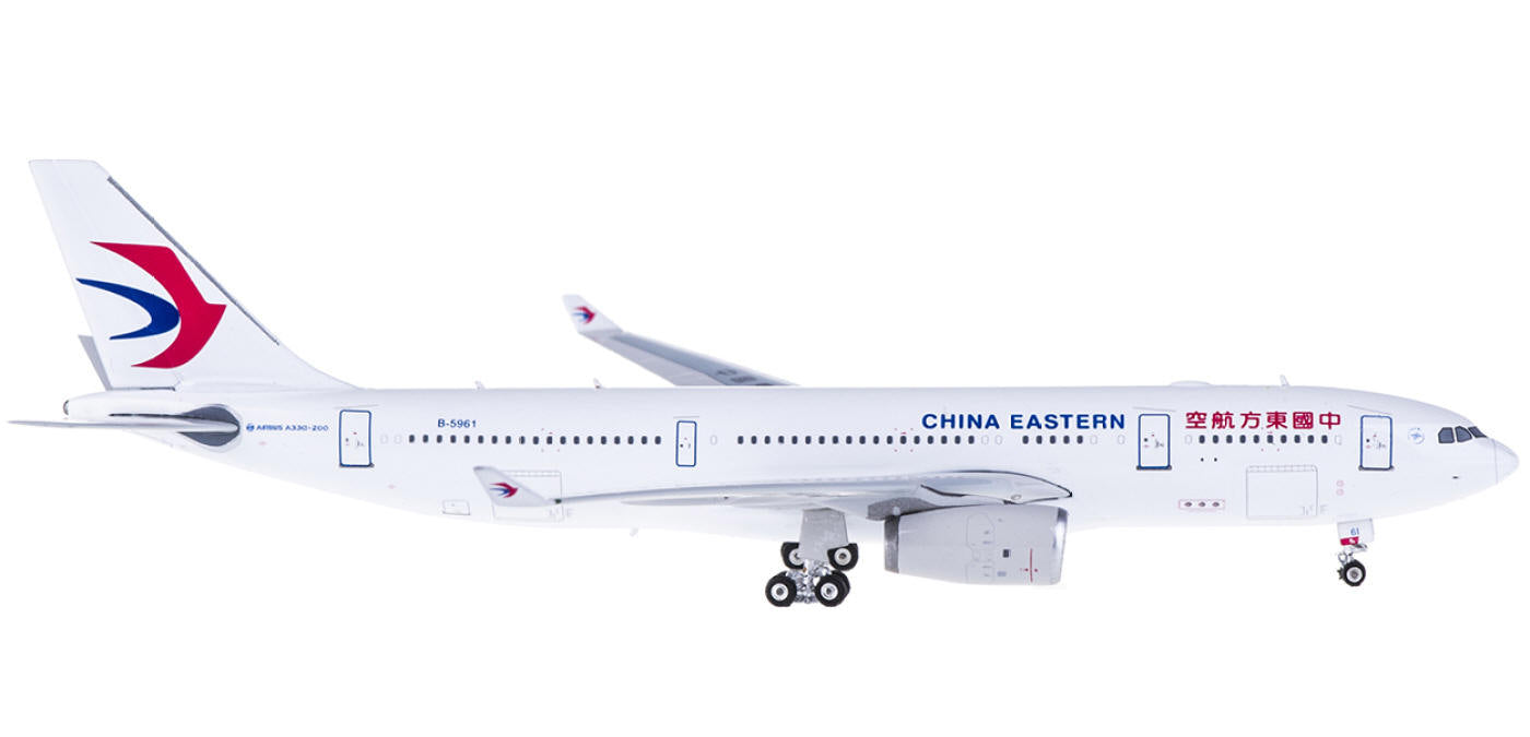 1:400 Phoenix PH11032 China Eastern Airlines Airbus A330-200 B-5961+Free Tractor