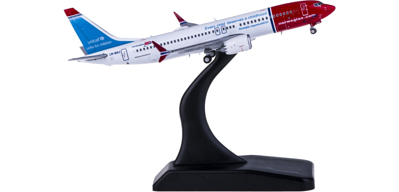 1:400 JC Wings XX4150 Norwegian Air Shuttle Boeing 737 MAX 8 LN-BKC Free Tractor+Stand