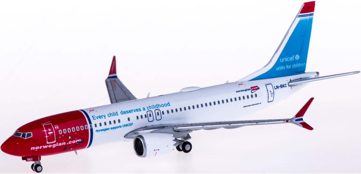 1:400 JC Wings XX4150 Norwegian Air Shuttle Boeing 737 MAX 8 LN-BKC Free Tractor+Stand