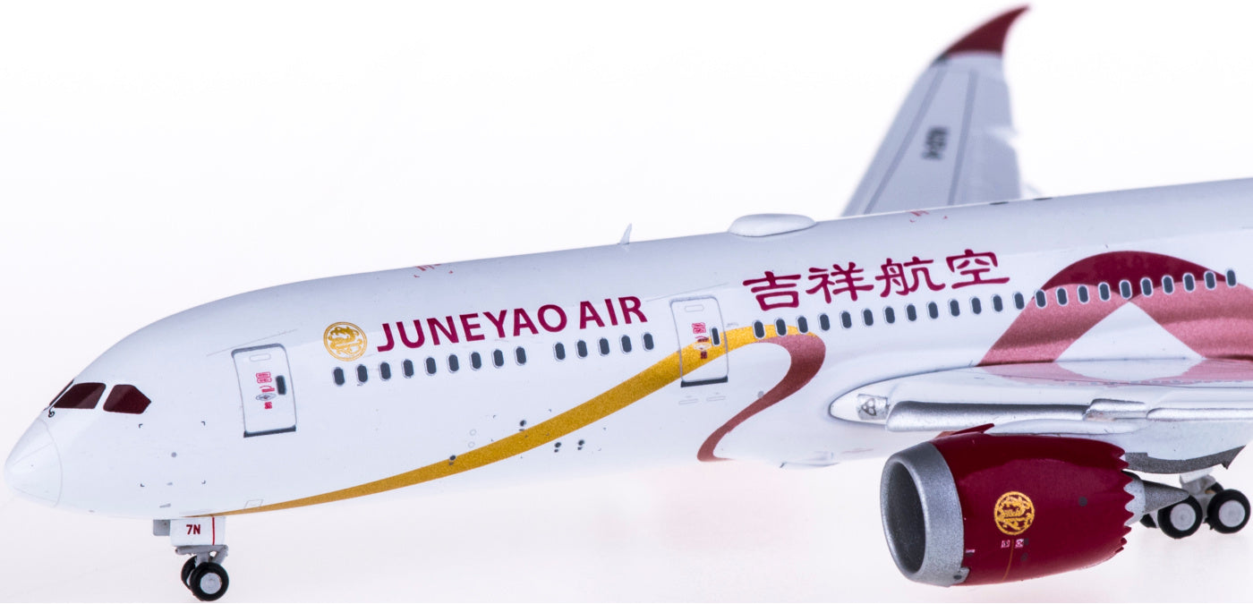 1:400 JC Wings XX4148A Juneyao Airlines Boeing 787-9 B-207N "Flaps Down" Free Tractor+Stand