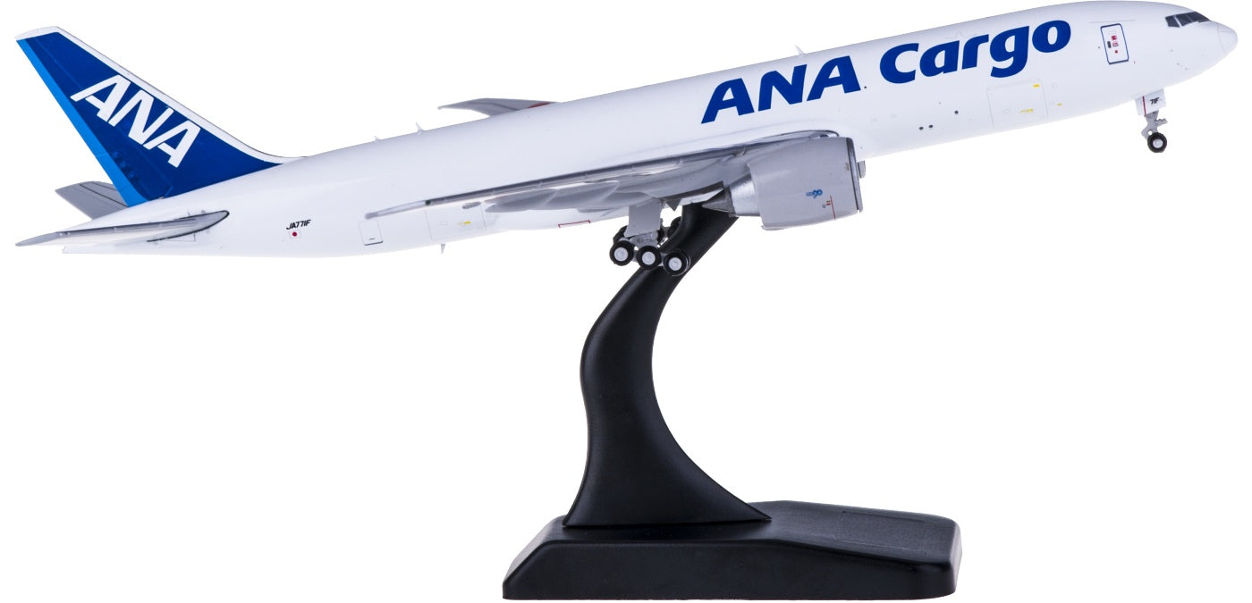 1:400 JC Wings EW4772010 ANA Cargo Boeing 777-200F JA771F Free Tractor+Stand