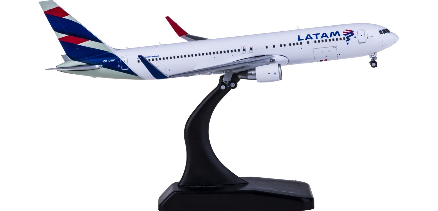 1:400 Geminijets GJLAN1849 LATAM Boeing 767-300ER CC-CWV Free Tractor+Stand