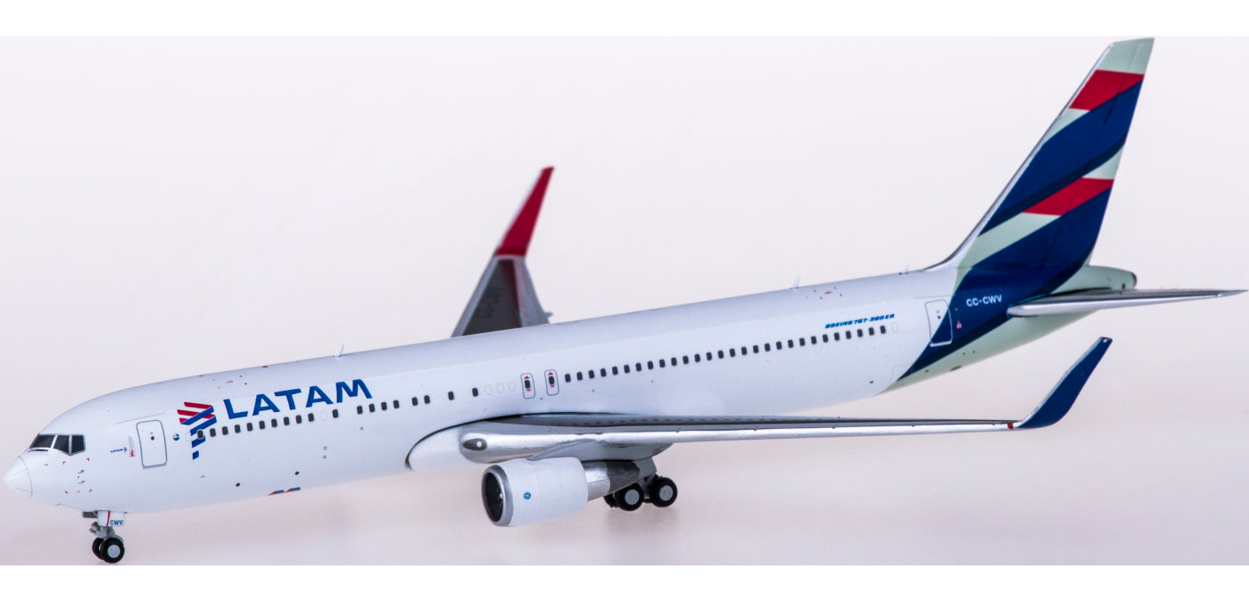 1:400 Geminijets GJLAN1849 LATAM Boeing 767-300ER CC-CWV Free Tractor+Stand