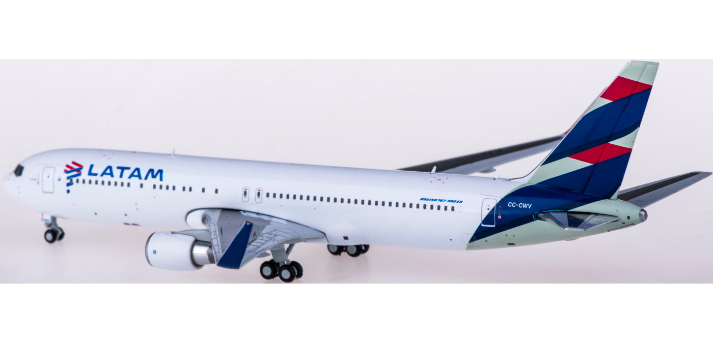 1:400 Geminijets GJLAN1849 LATAM Boeing 767-300ER CC-CWV Free Tractor+Stand