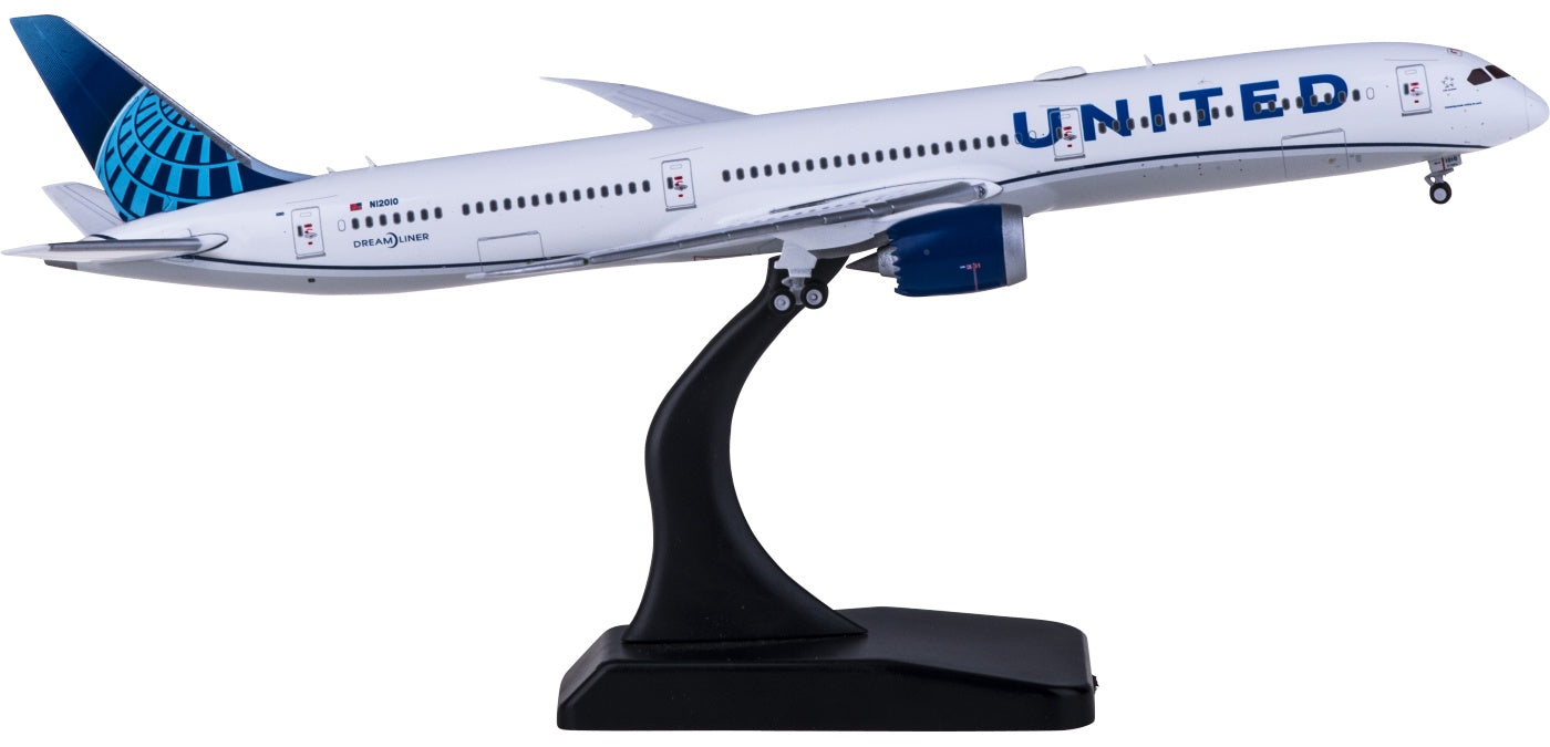 1:400 Geminijets GJUAL1808 United Airlines Boeing 787-10 N12010 Free Tractor+Stand