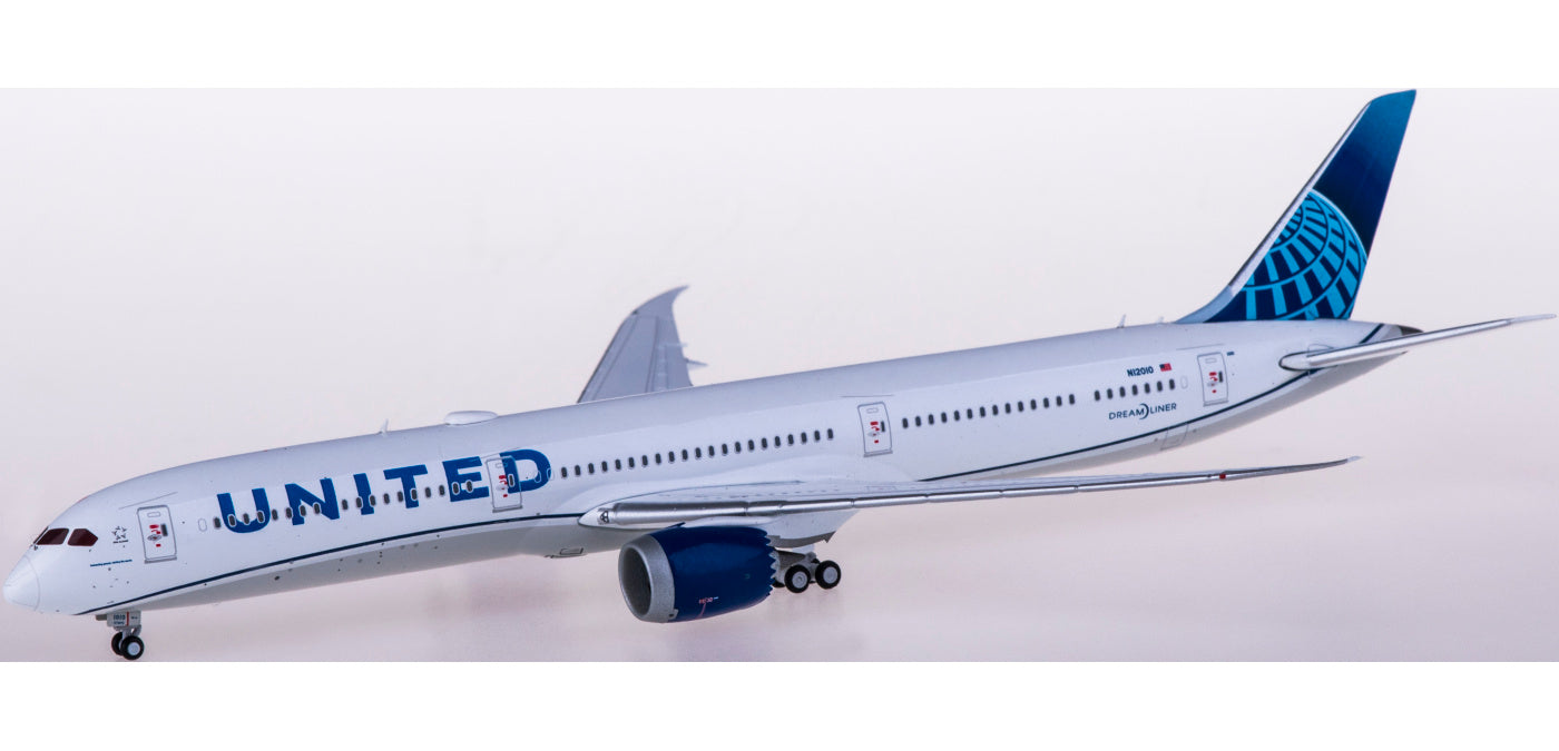 1:400 Geminijets GJUAL1808 United Airlines Boeing 787-10 N12010 Free Tractor+Stand