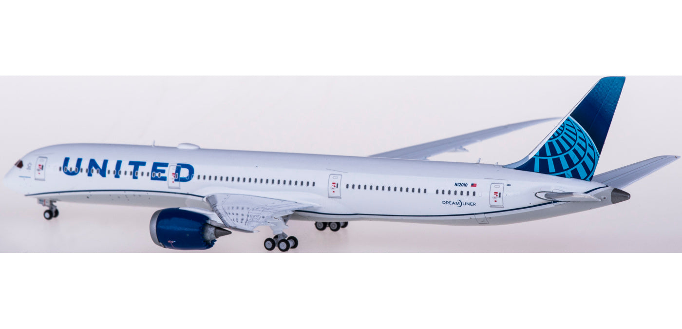 1:400 Geminijets GJUAL1808 United Airlines Boeing 787-10 N12010 Free Tractor+Stand