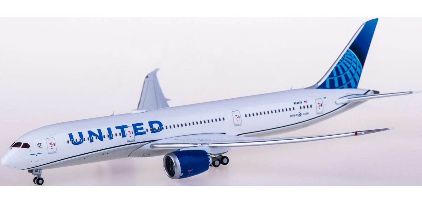 1:400 Geminijets GJUAL1795 United Airlines Boeing 787-9 N24976+Free Tractor