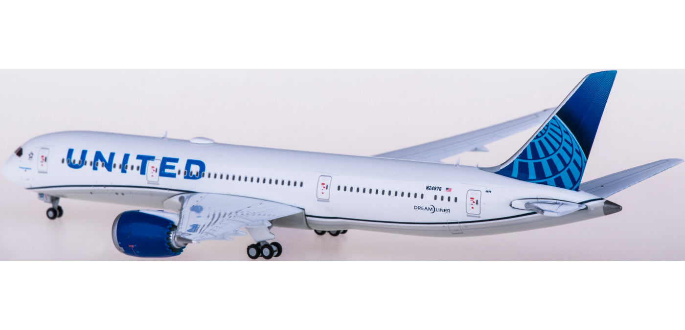 1:400 Geminijets GJUAL1795 United Airlines Boeing 787-9 N24976+Free Tractor