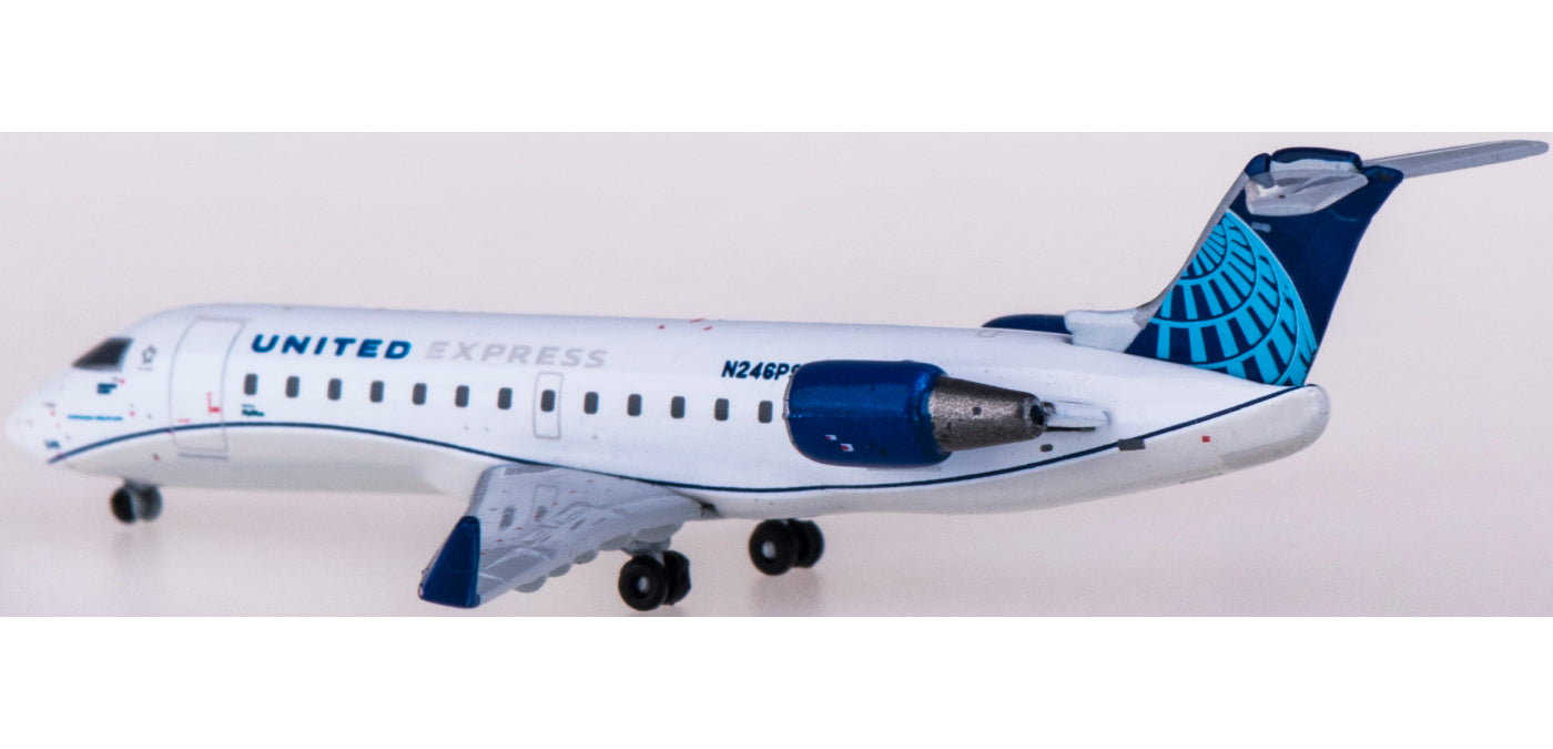 1:400 Geminijets GJUAL1966 United Airlines Bombardier CRJ200LR N246PS+Free Tractor