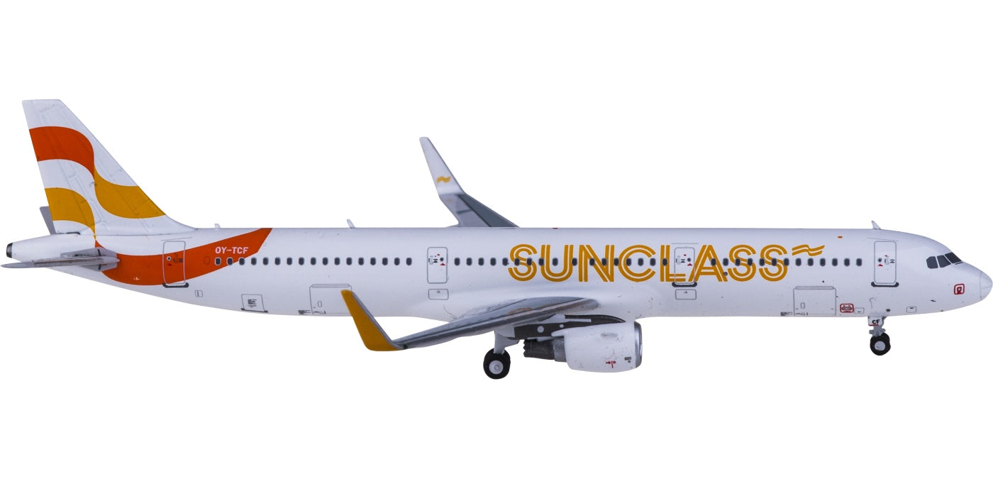 1:400 NG Models NG13028 Sunclass Airlines Airbus A321 OY-TCF+Free Tractor