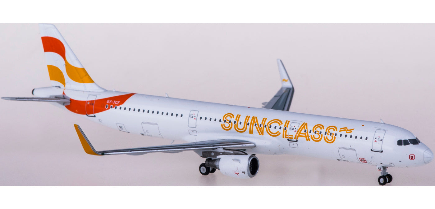 1:400 NG Models NG13028 Sunclass Airlines Airbus A321 OY-TCF+Free Tractor