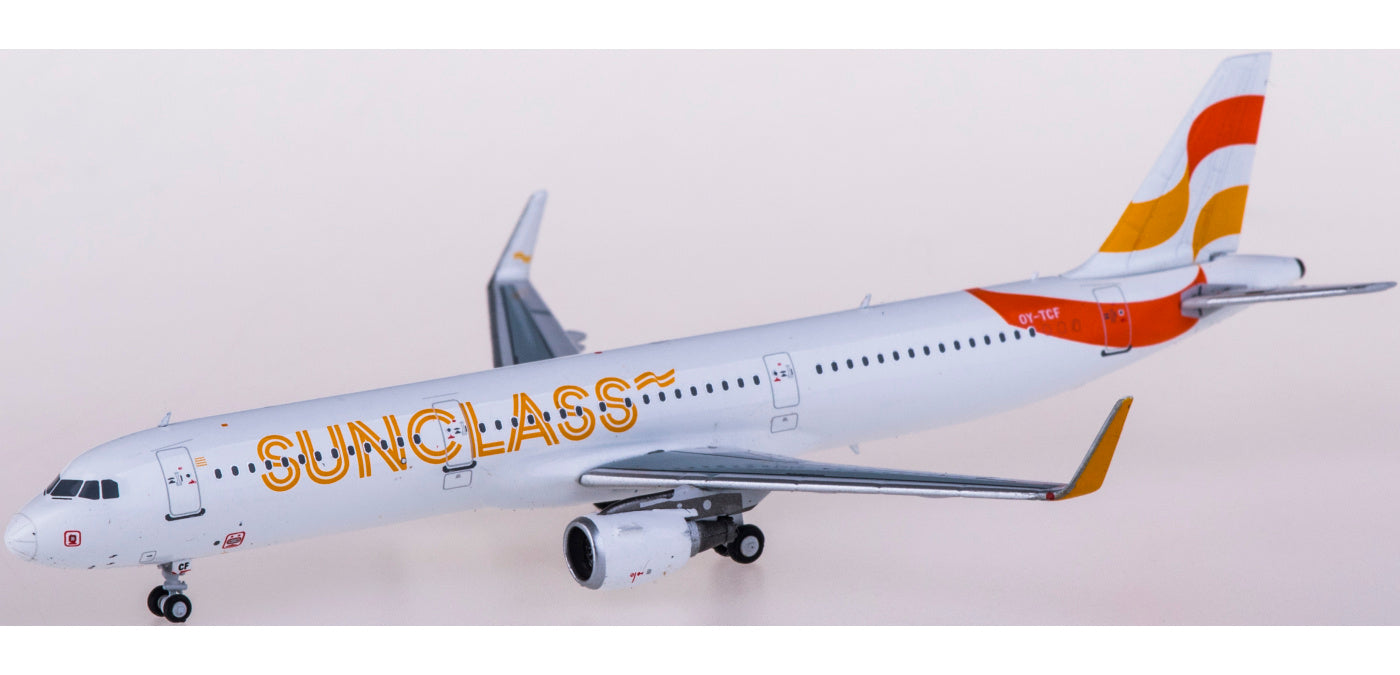 1:400 NG Models NG13028 Sunclass Airlines Airbus A321 OY-TCF+Free Tractor