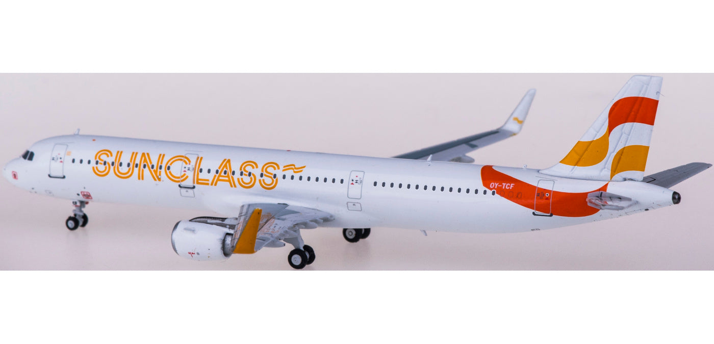 1:400 NG Models NG13028 Sunclass Airlines Airbus A321 OY-TCF+Free Tractor