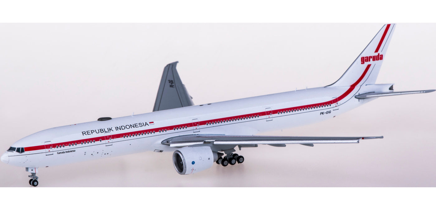 1:400 JC Wings LH4202A Garuda Indonesia Boeing 777-300ER PK-GIG "Flaps Down"+Free Tractor