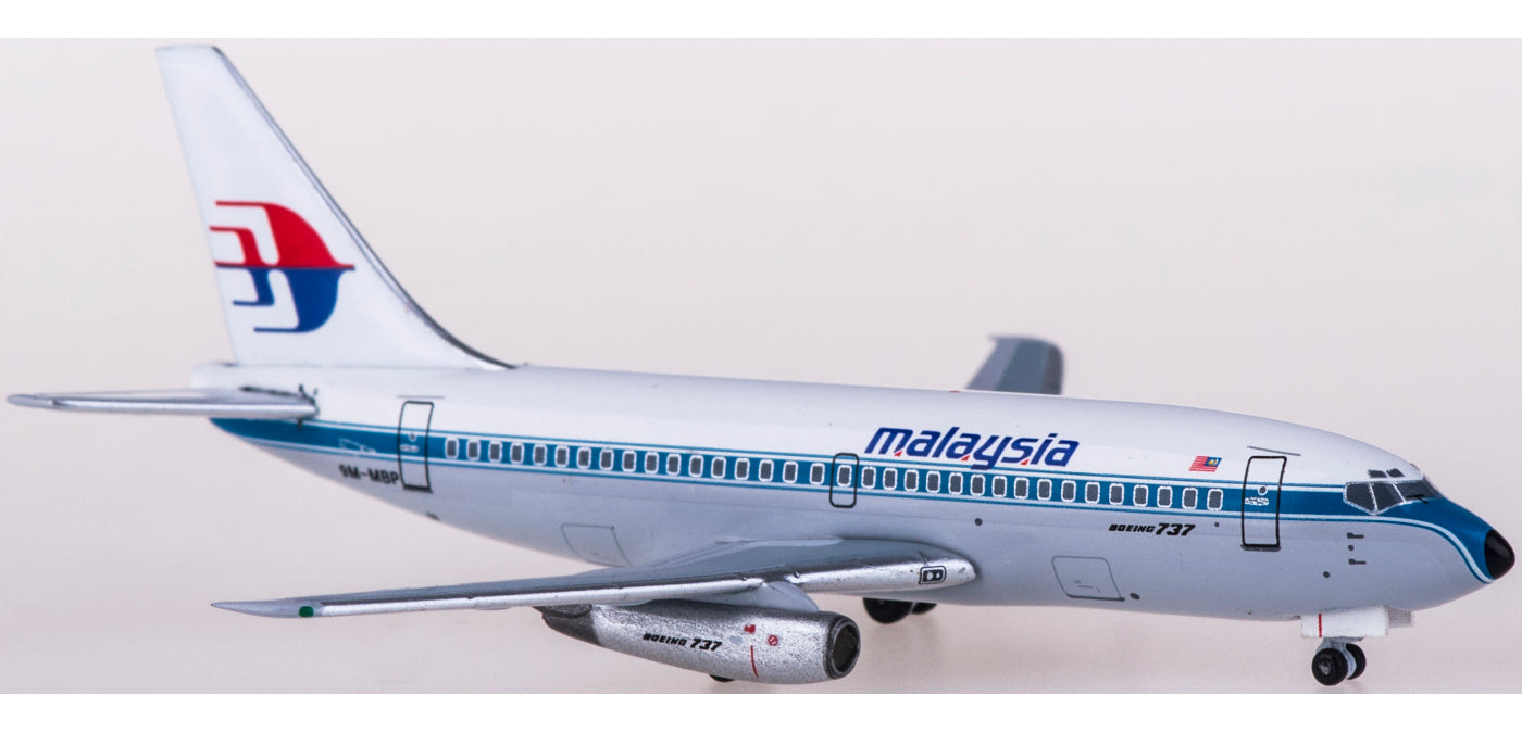 1:400 AeroClassics AC419951 Malaysia Airlines Boeing 737-200 9M-MBP Aircraft Model+Free Tractor