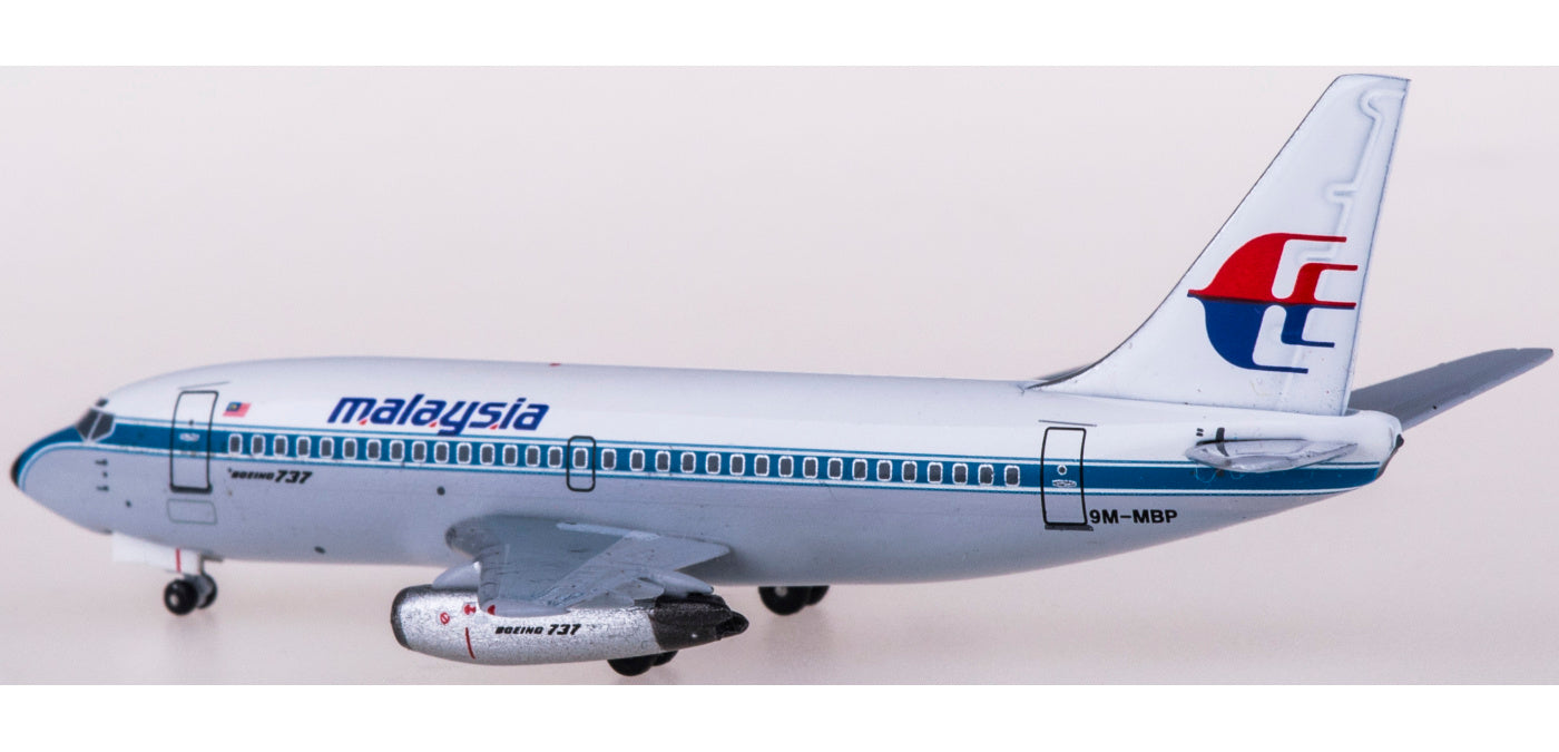 1:400 AeroClassics AC419951 Malaysia Airlines Boeing 737-200 9M-MBP Aircraft Model+Free Tractor