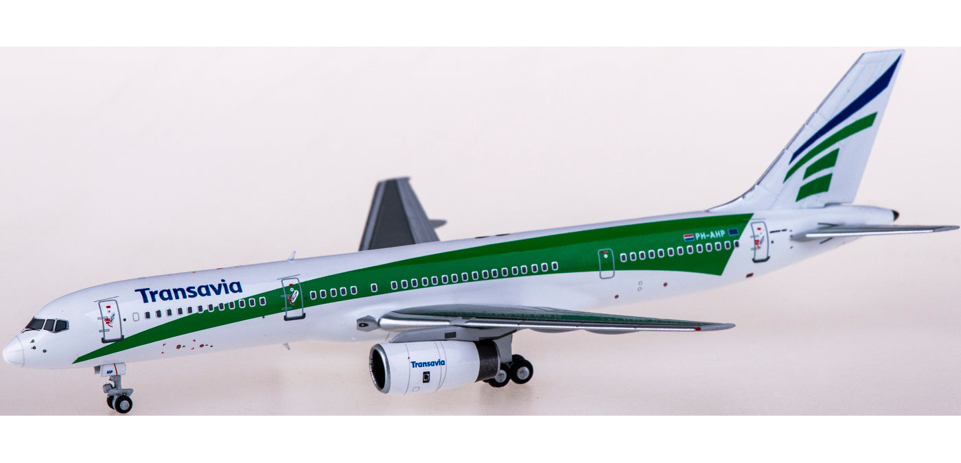 1:400 NG Models NG53176 Transavia Boeing 757-200 PH-AHP+Free Tractor