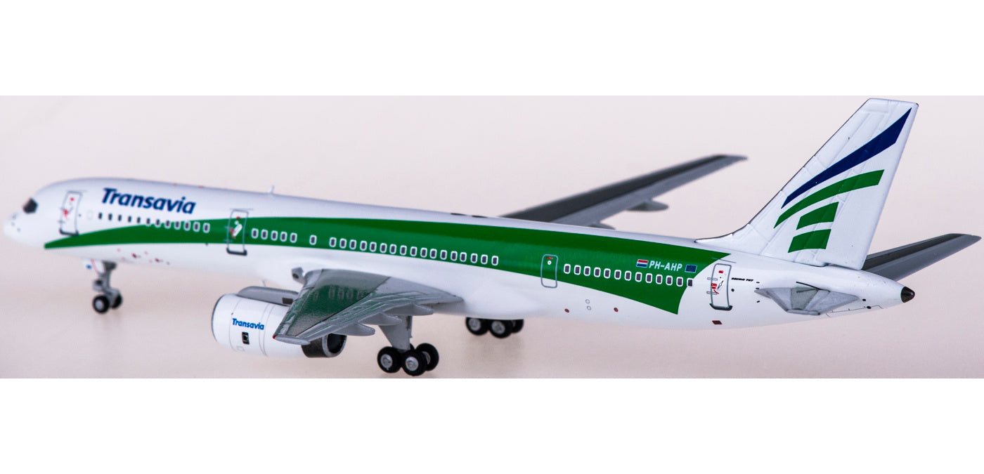 1:400 NG Models NG53176 Transavia Boeing 757-200 PH-AHP+Free Tractor