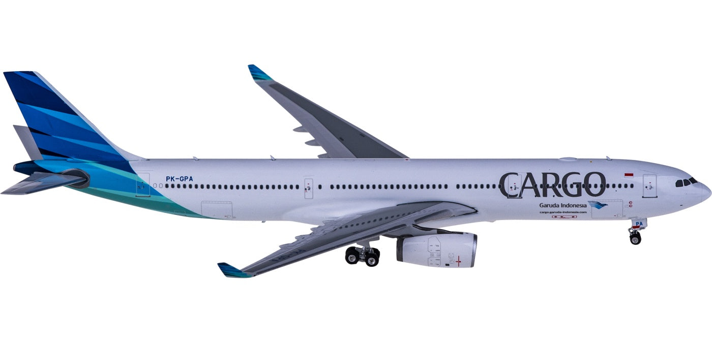 1:400 Phoenix PH11697 Garuda Indonesia Airbus A330-300 PK-GPA+Free Tractor