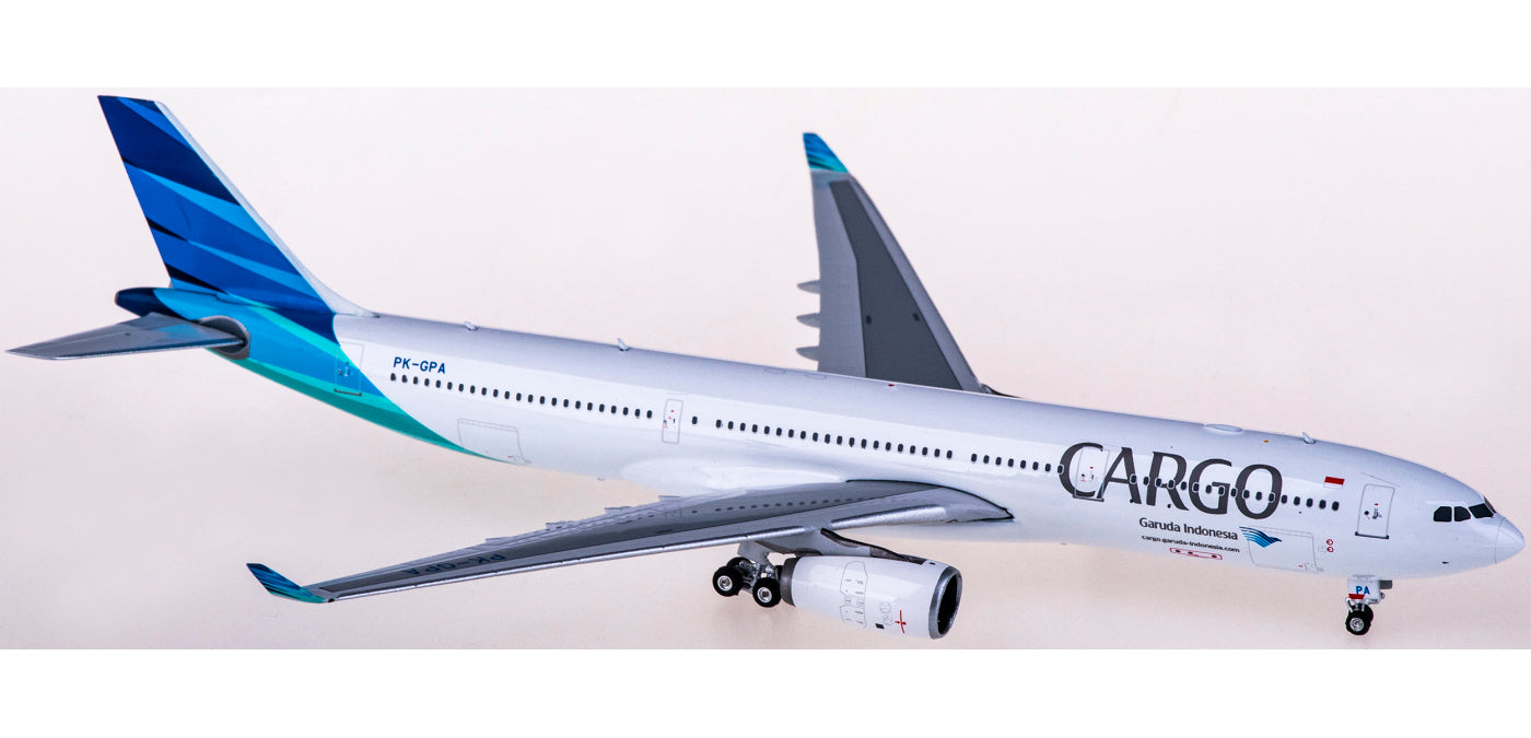 1:400 Phoenix PH11697 Garuda Indonesia Airbus A330-300 PK-GPA+Free Tractor
