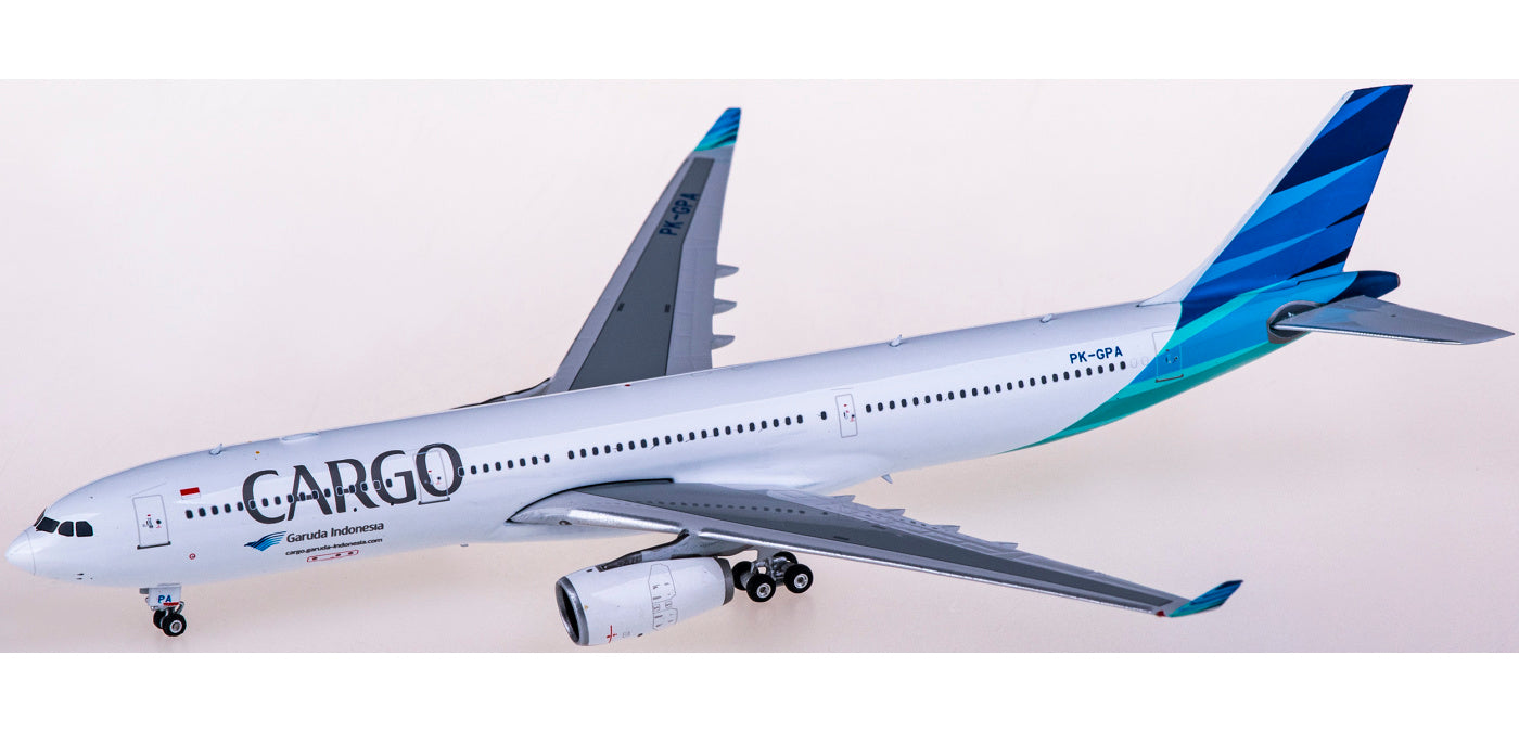 1:400 Phoenix PH11697 Garuda Indonesia Airbus A330-300 PK-GPA+Free Tractor
