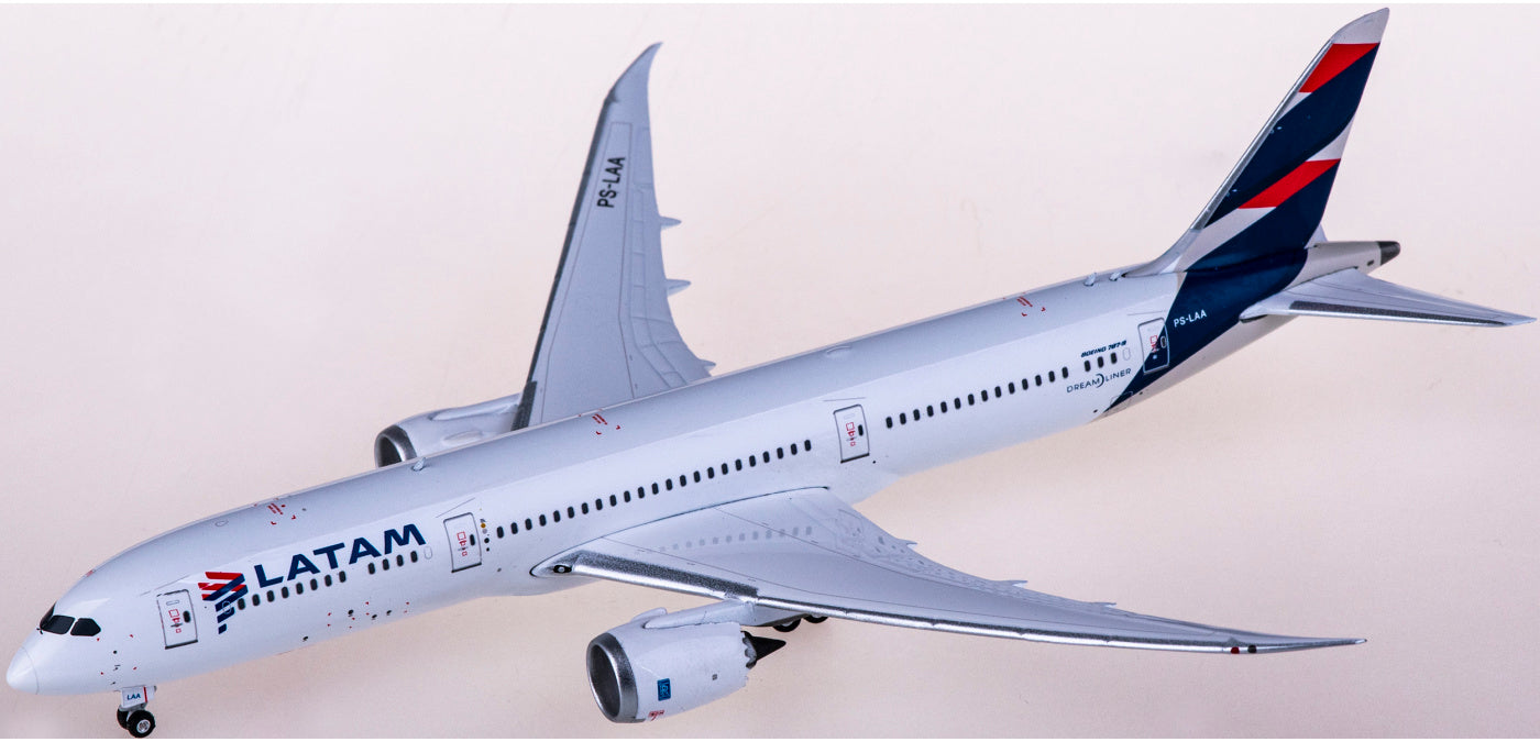 1:400 Phoenix PH11712 LATAM Boeing 787-9 PS-LAA+Free Tractor