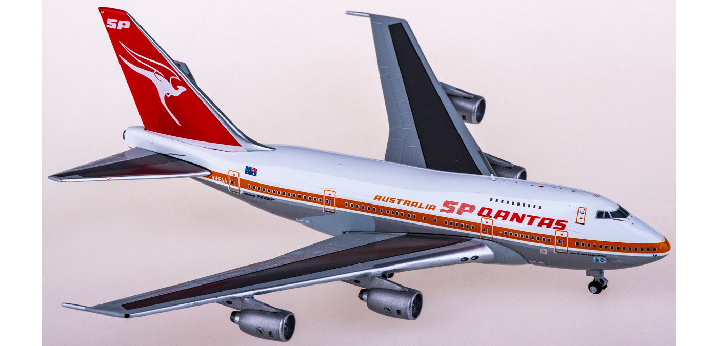 1:400 JC Wings EW474S005 Qantas Airways Boeing 747SP VH-EAA+Free Tractor