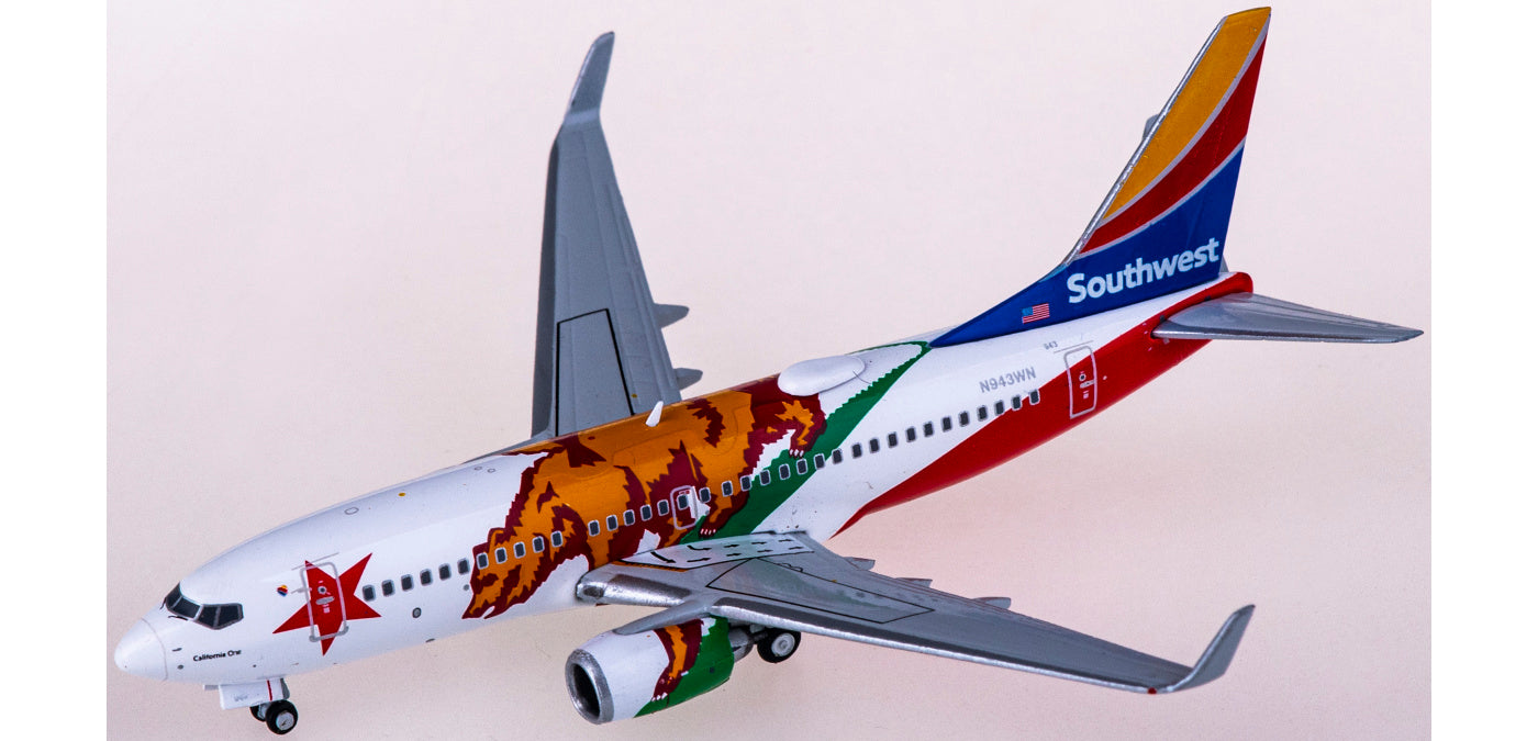 1:400 Geminijets GJSWA2020 Southwest Airlines Boeing 737-700 N943WN California One+Free Tractor