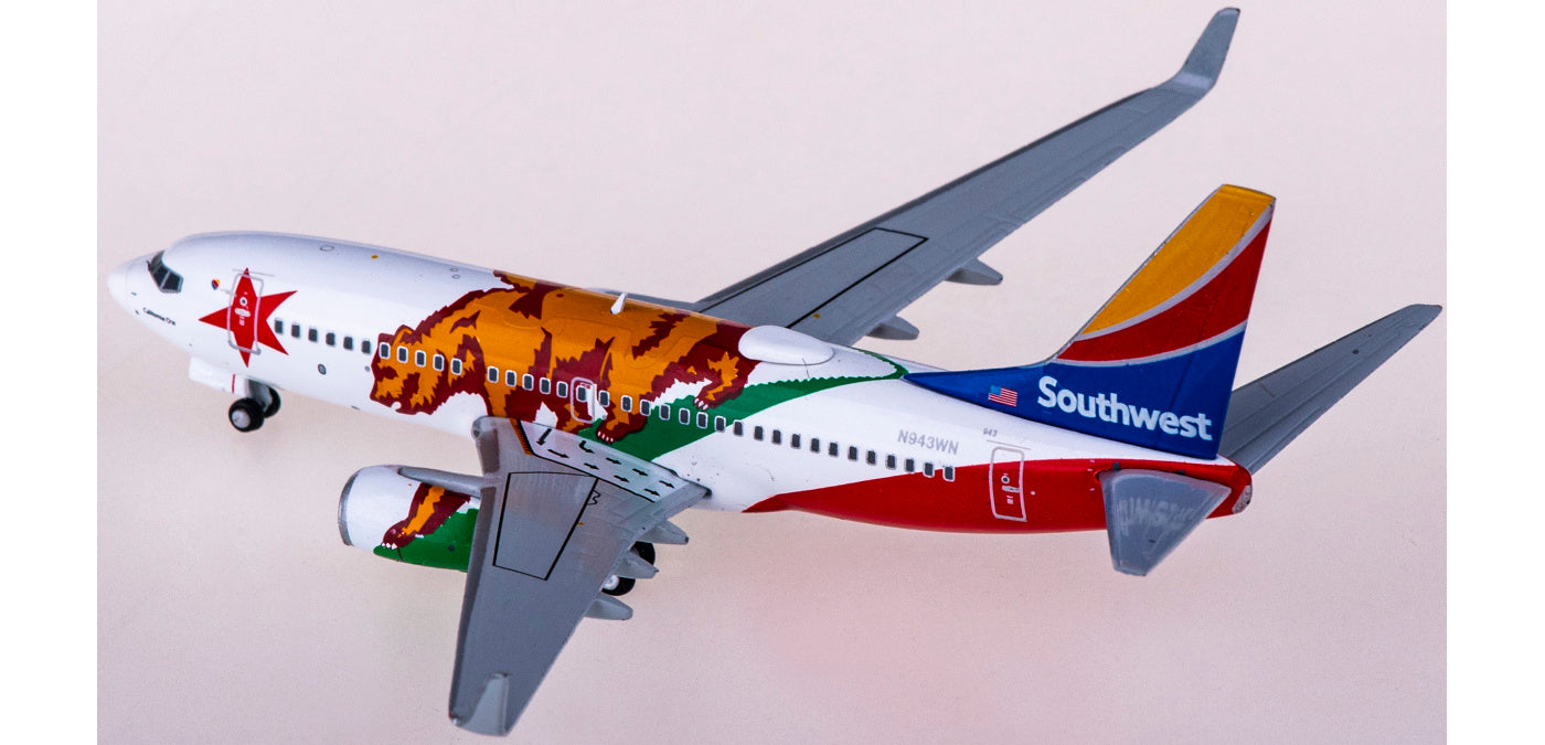 1:400 Geminijets GJSWA2020 Southwest Airlines Boeing 737-700 N943WN California One+Free Tractor