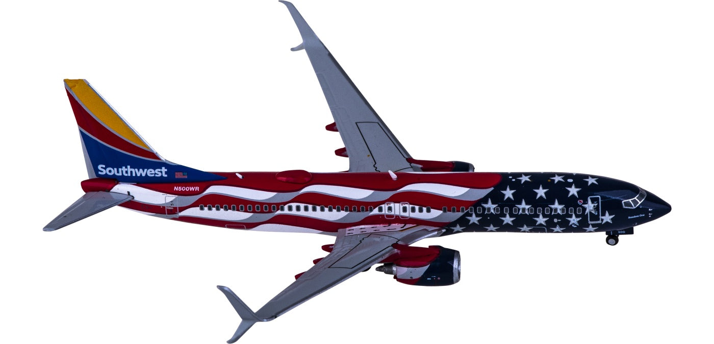 1:400 Geminijets GJSWA2039 Southwest Airlines Boeing 737-800 N500WR Freedom One+Free Tractor