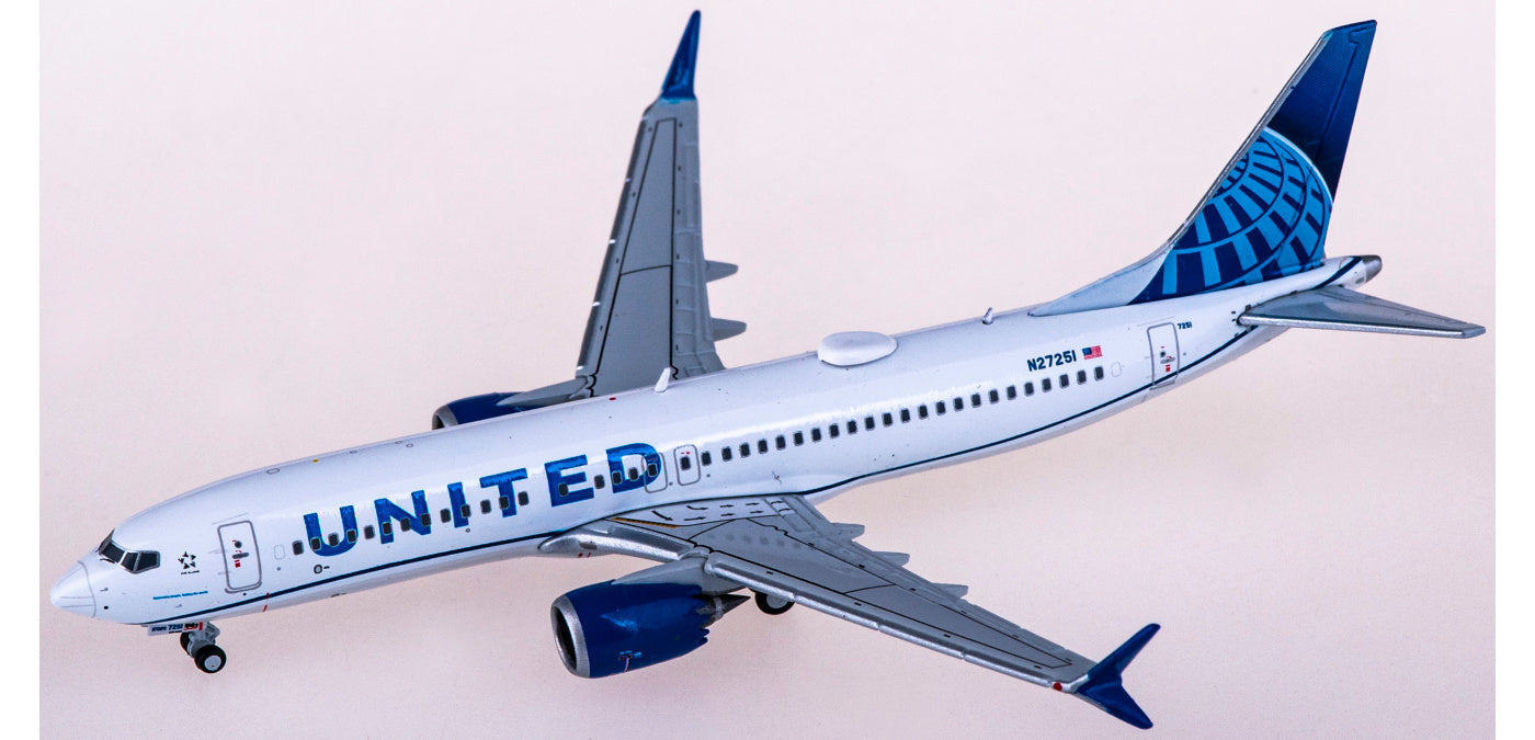 1:400 Geminijets GJUAL2049 United Airlines  Boeing 737 MAX 8 N27251+Free Tractor