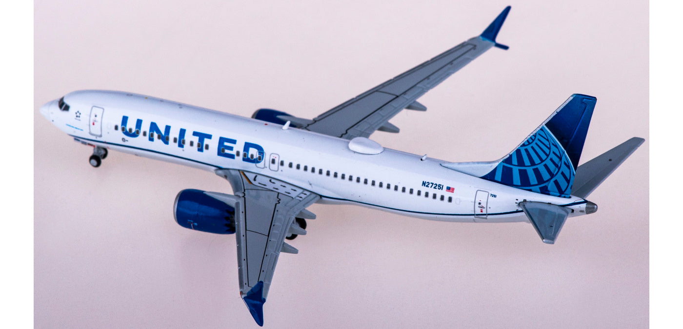 1:400 Geminijets GJUAL2049 United Airlines  Boeing 737 MAX 8 N27251+Free Tractor