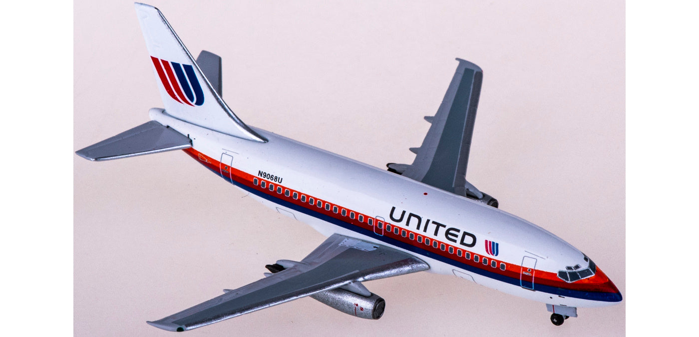 1:400 AeroClassics AC411062 United Airlines Boeing 737-200 N9068U Aircraft Model+Free Tractor