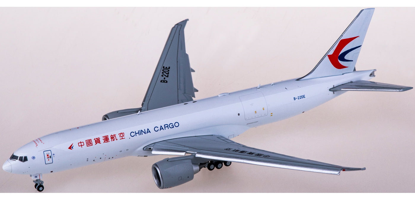 1:400 JC Wings XX4491A China Cargo Airlines Boeing 777-200LRF B-220E ""Flaps Down+Free Tractor