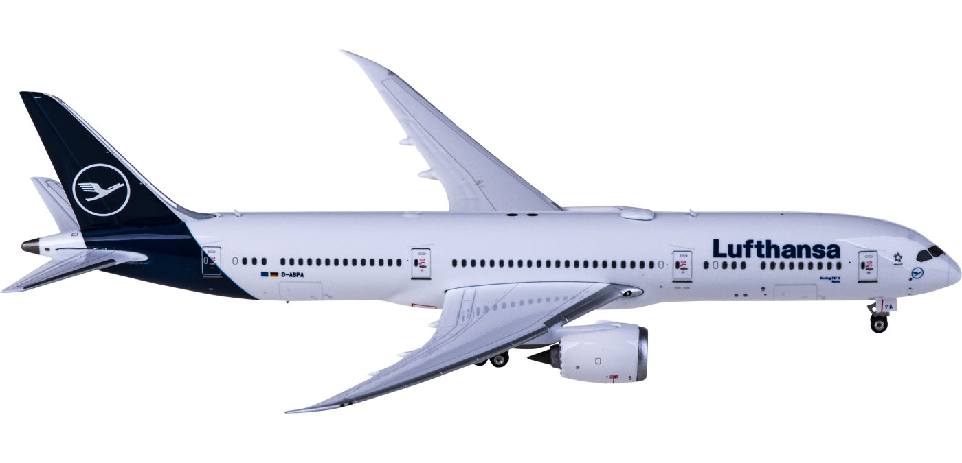1:400 Phoenix PH04461 Lufthansa Airlines Boeing 787-9 D-ABPA+Free Tractor