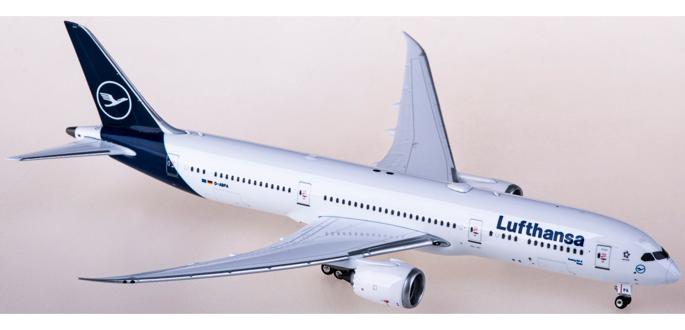 1:400 Phoenix PH04461 Lufthansa Airlines Boeing 787-9 D-ABPA+Free Tractor