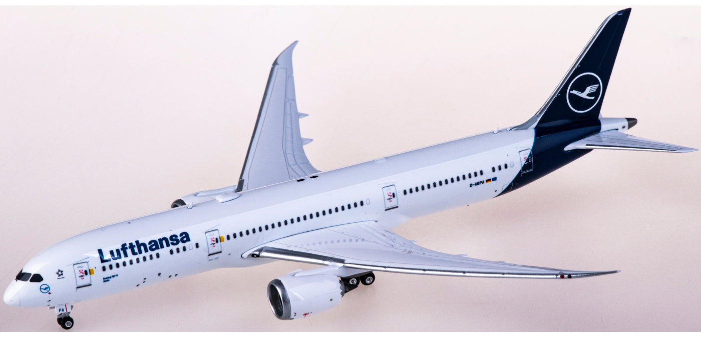 1:400 Phoenix PH04461 Lufthansa Airlines Boeing 787-9 D-ABPA+Free Tractor