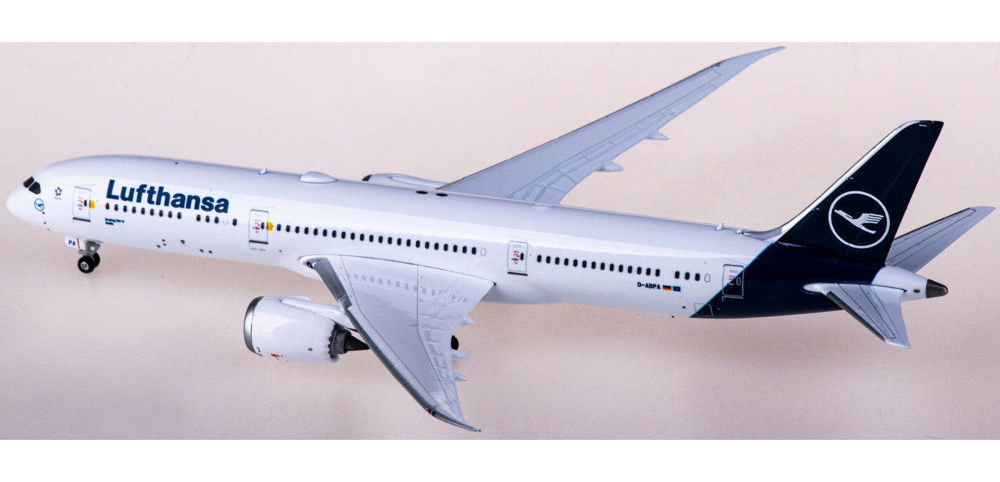 1:400 Phoenix PH04461 Lufthansa Airlines Boeing 787-9 D-ABPA+Free Tractor