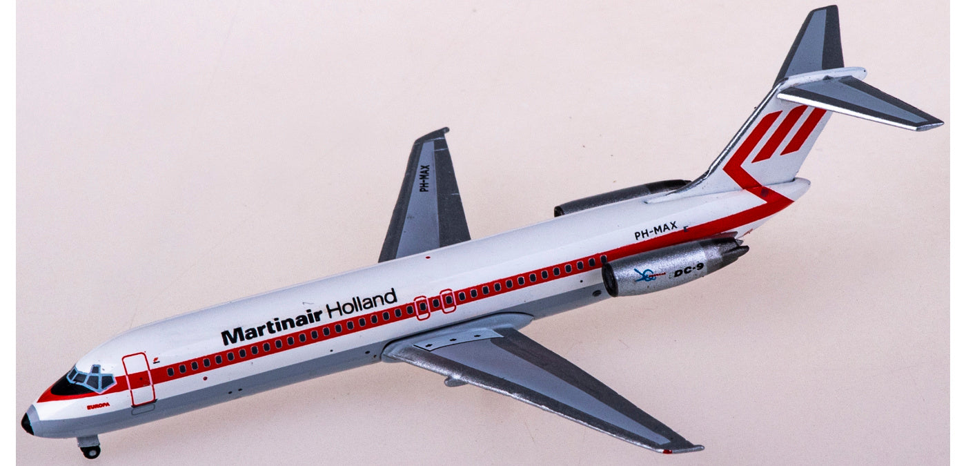 1:400 AeroClassics AC411121 Martinair McDonnell Douglas DC-9-32 PH-MAX Aircraft Model+Free Tractor