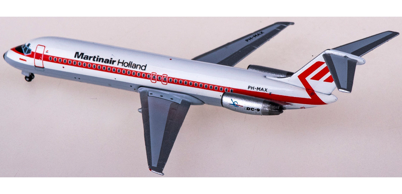 1:400 AeroClassics AC411121 Martinair McDonnell Douglas DC-9-32 PH-MAX Aircraft Model+Free Tractor