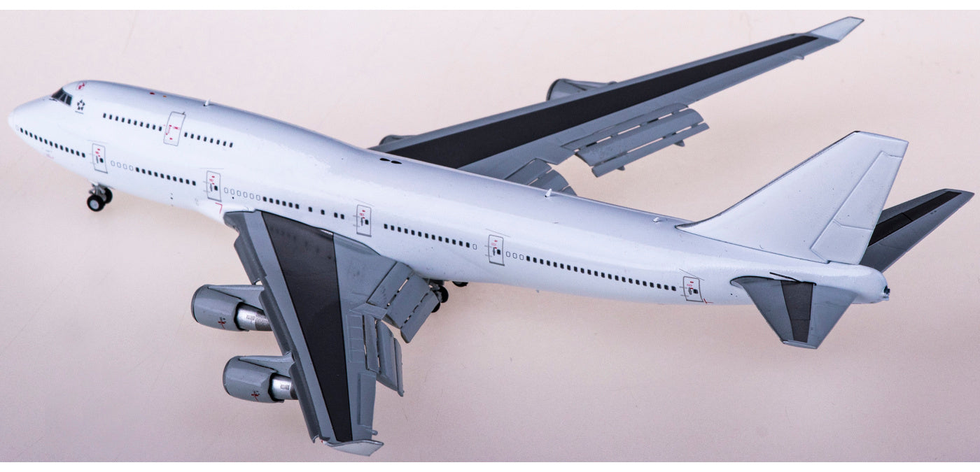 1:400 JC Wings BK2008A Boeing 747-400 PW Engine "Flaps Down"+Free Tractor