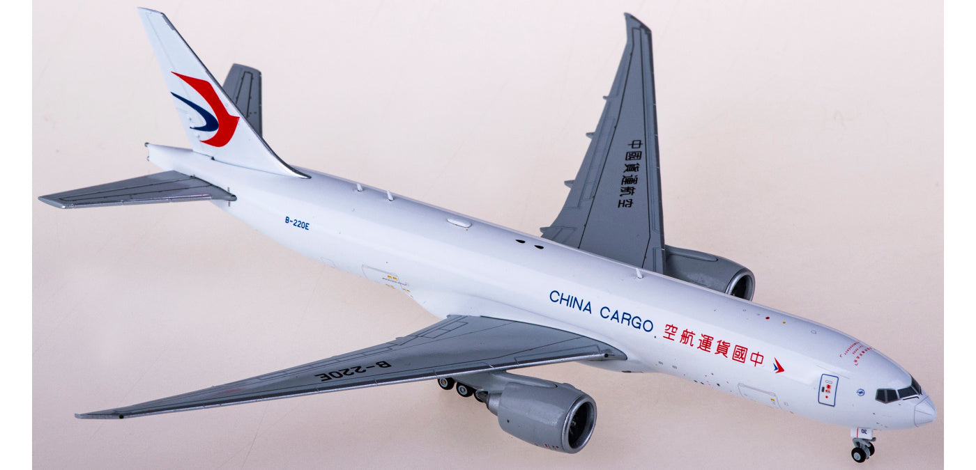 1:400 JC Wings XX4491 China Cargo Airlines Boeing 777-200LRF B-220E+Free Tractor