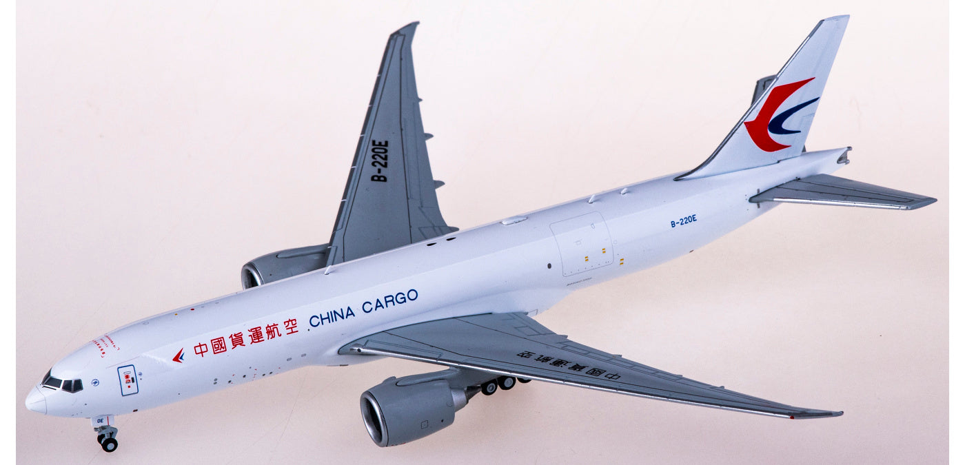 1:400 JC Wings XX4491 China Cargo Airlines Boeing 777-200LRF B-220E+Free Tractor