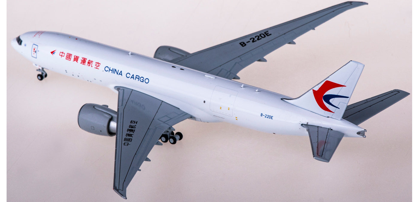 1:400 JC Wings XX4491 China Cargo Airlines Boeing 777-200LRF B-220E+Free Tractor