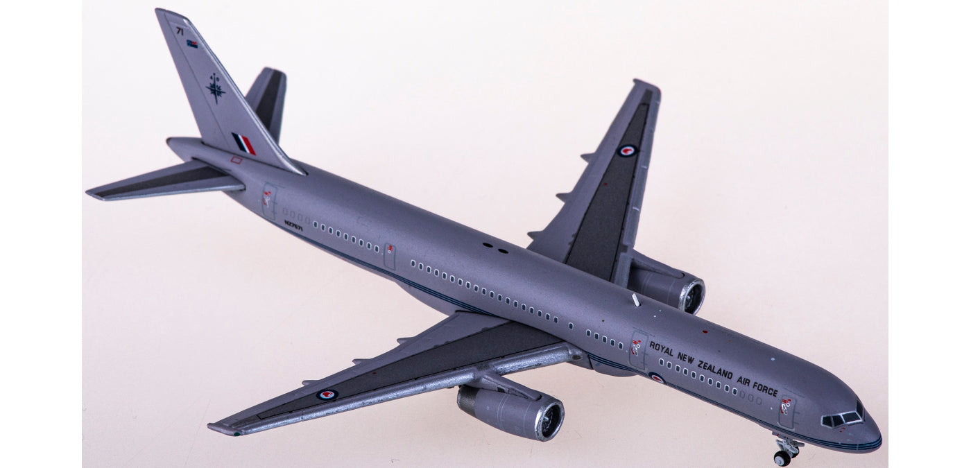 1:400 JC Wings XX4443 Royal New Zealand Air Force Boeing 757-200 NZ7571 Aircraft Model+Free Tractor