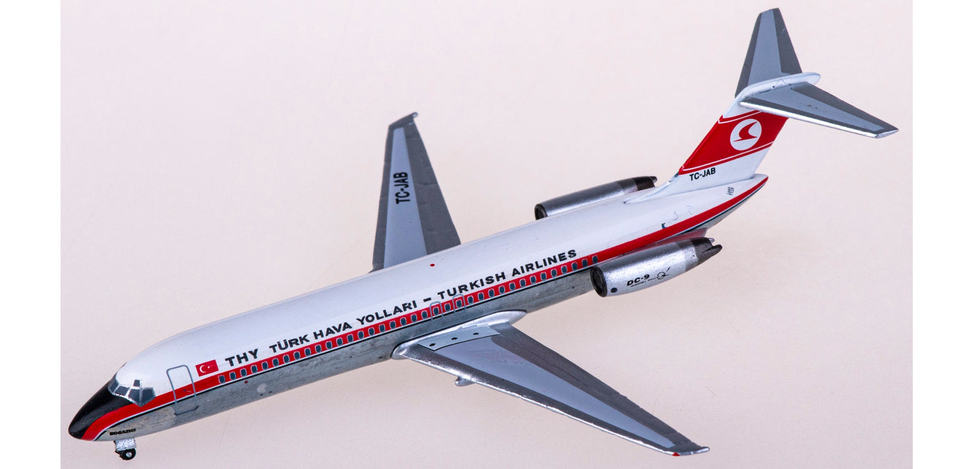 1:400 AeroClassics AC411149 Turkish Airlines McDonnell Douglas DC-9-32 TC-JAB Aircraft Model+Free Tractor